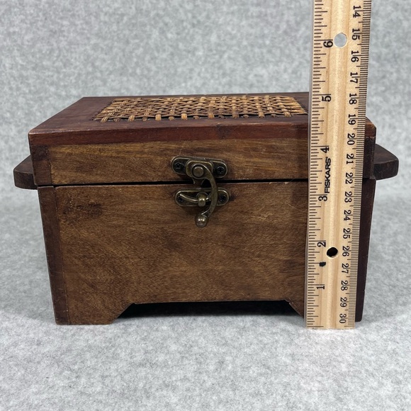 Wooden Keepsake Box with Brass Clasp Woven‎ Lid Trinket Recipe Storage READ - Picture 12 of 16